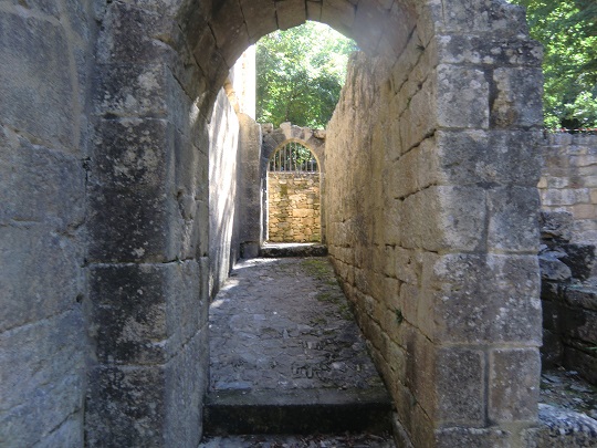 passage vers cimetière red25